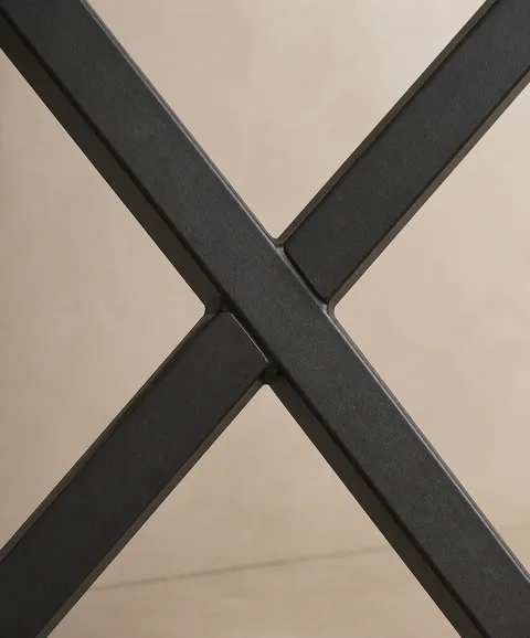 Deux traverses en acier noir croisées
